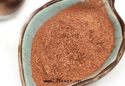 铜(tóng)是(shì)一(yī)種(zhǒng)重(zhòng)金(jīn)屬，它(tā)的(de)殺菌作(zuò)用(yòng)也(yě)是(shì)公(gōng)認的(de)